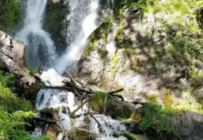 Две туристки сбились с маршрута возле водопада Кейва в Сочи