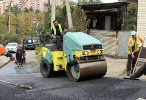 На двух улицах укладывают новый асфальт в Сочи