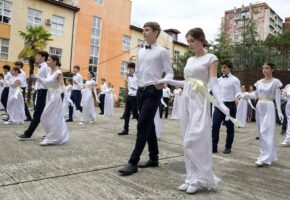 Ежегодный бал гимназистов провели в честь Дня учителя в Сочи