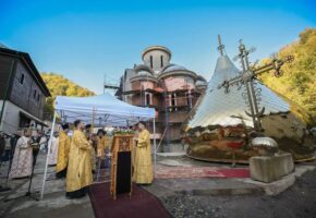 Епископ Герман освятил крест и купол будущей церкви в Сочи