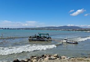 Судно село на мель у пляжа в Геленджике после сильного шторма
