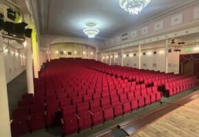 В городском театре Новороссийска заменили 720 зрительских кресел