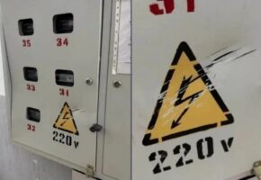 Мужчина повредил электрощиток похожим на мачете предметом в Анапе