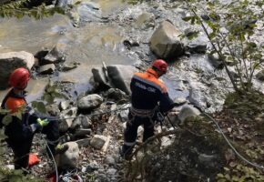 Поток воды отрезал туристку от берега на 10 метров в Красной Поляне