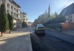 Дорожники обновляют асфальтовое покрытие на улице Аэродромной в Сочи