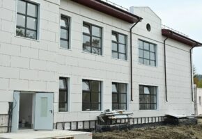 Новую начальную школу на 400 мест достроили на 74% в Сочи