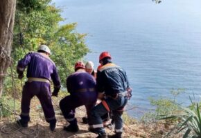Спасатели эвакуировали мужчину с опасного склона в Сочи